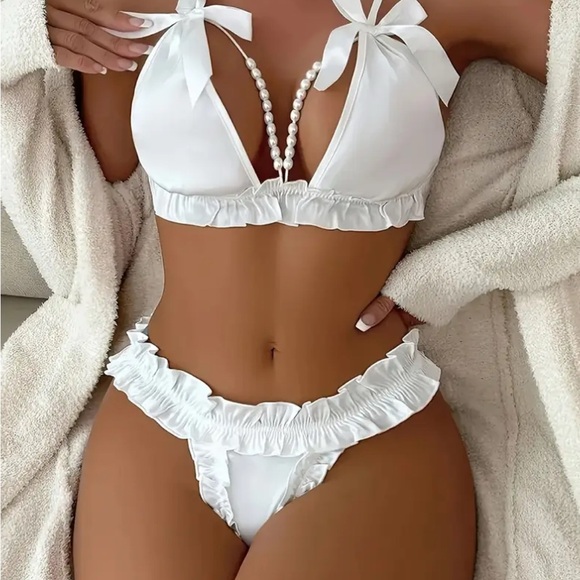 White satin bow with Ruffled Trim lingerie set with pearl accents - Picture 3 of 8
